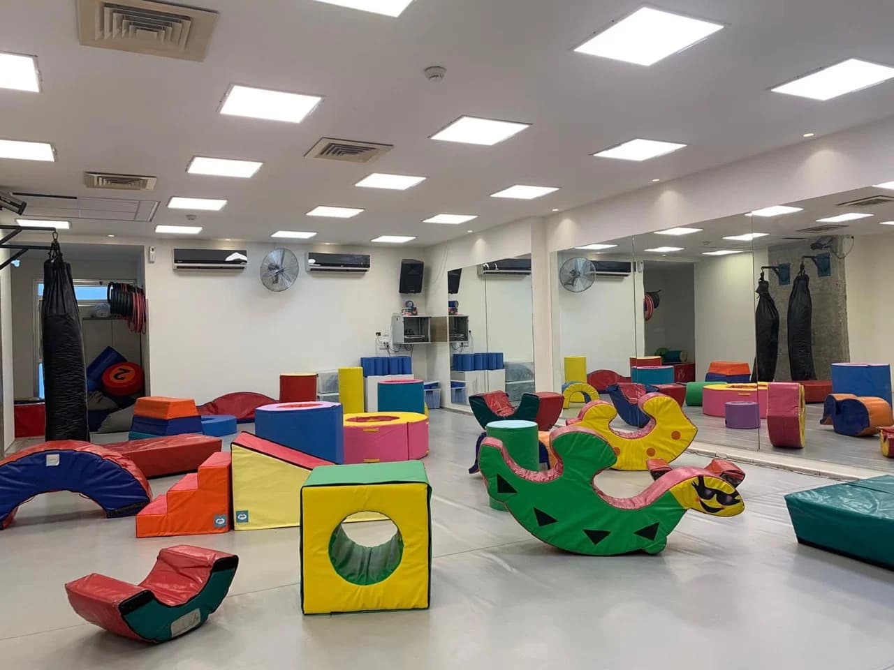 האולם עם מתקני התנועה והמשחק הצבעוניים של ספרטא