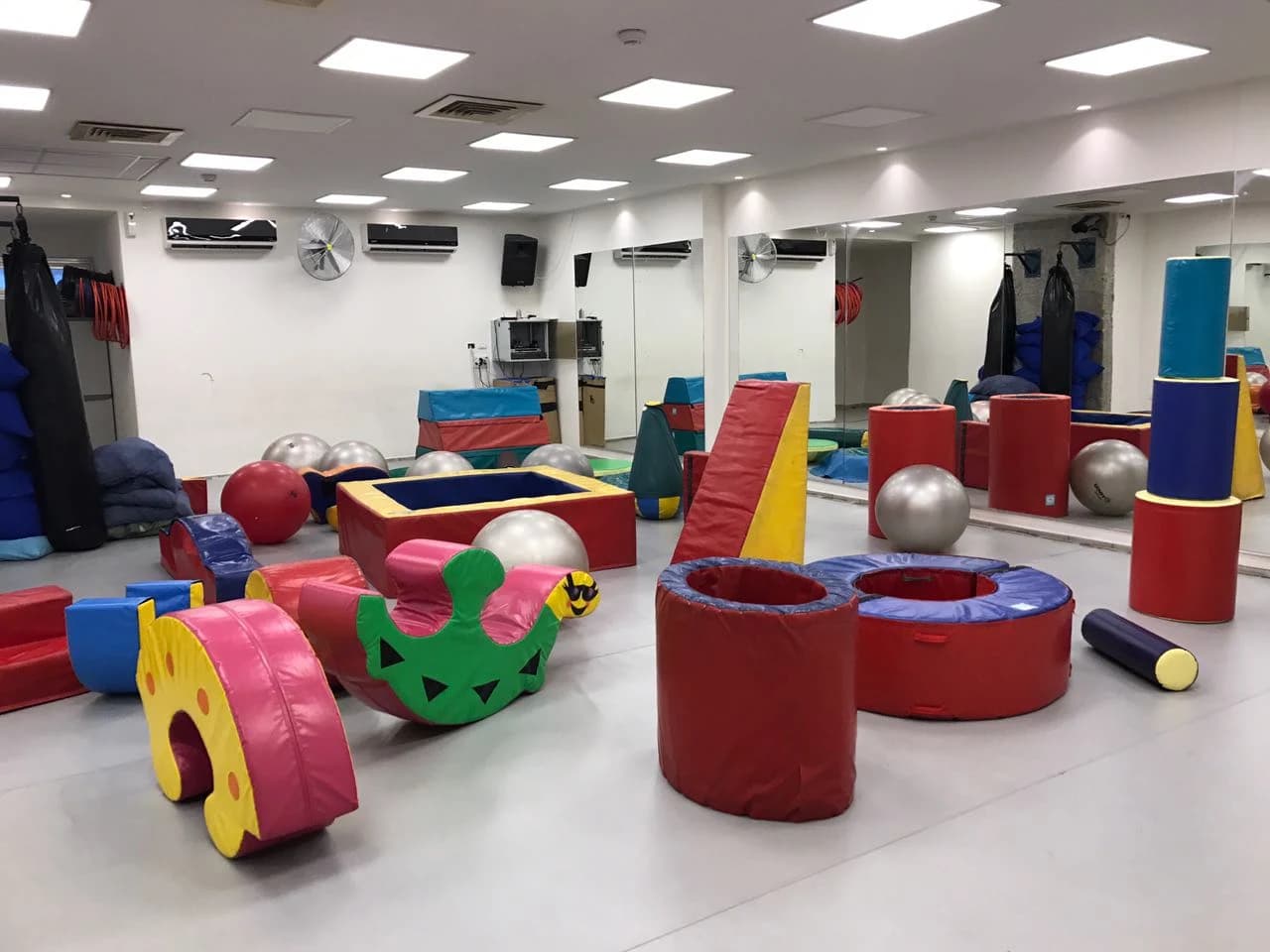 אולם המשחק של ספרטא עם מתקנים רכים וצבעוניים