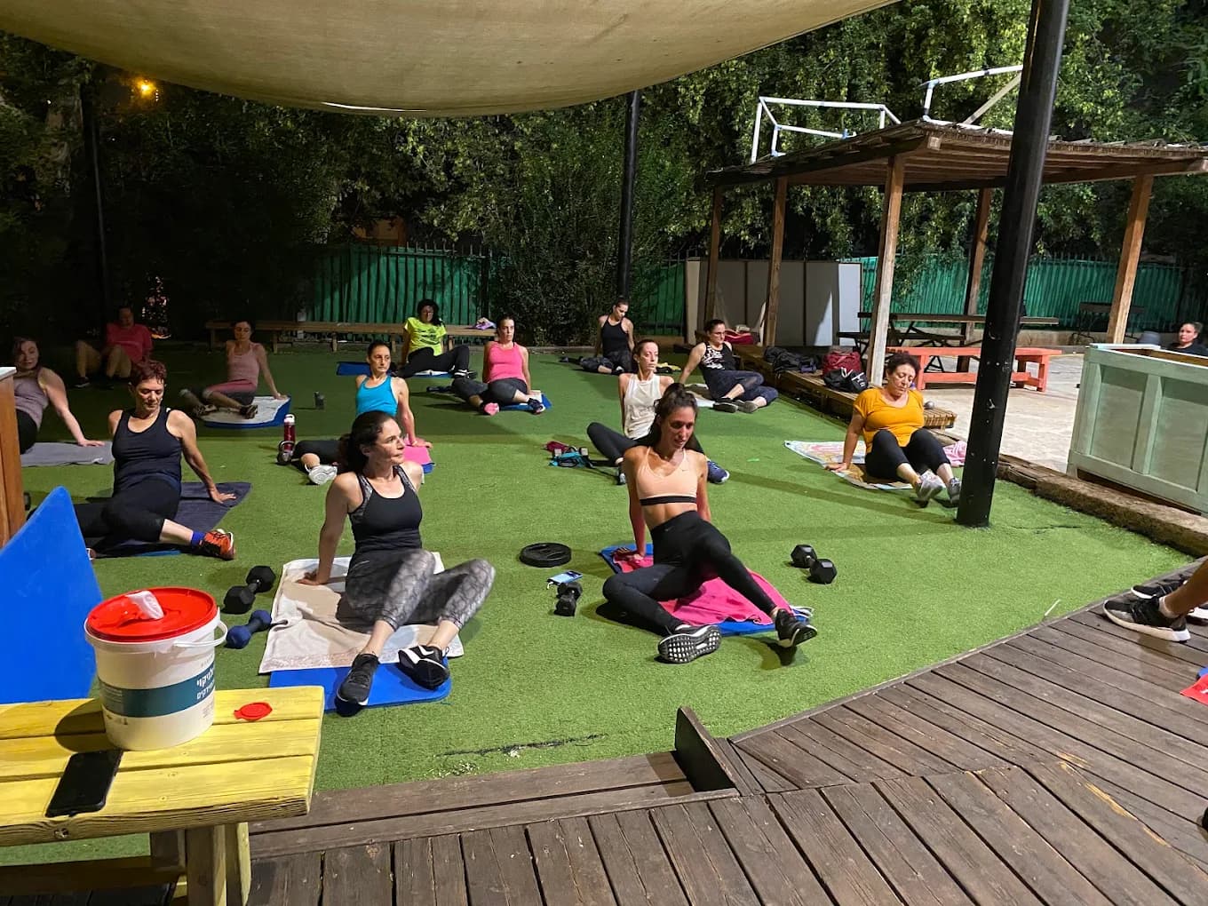 שיעור קבוצתי על מזרנים בגינה המוצלת של ספרטא