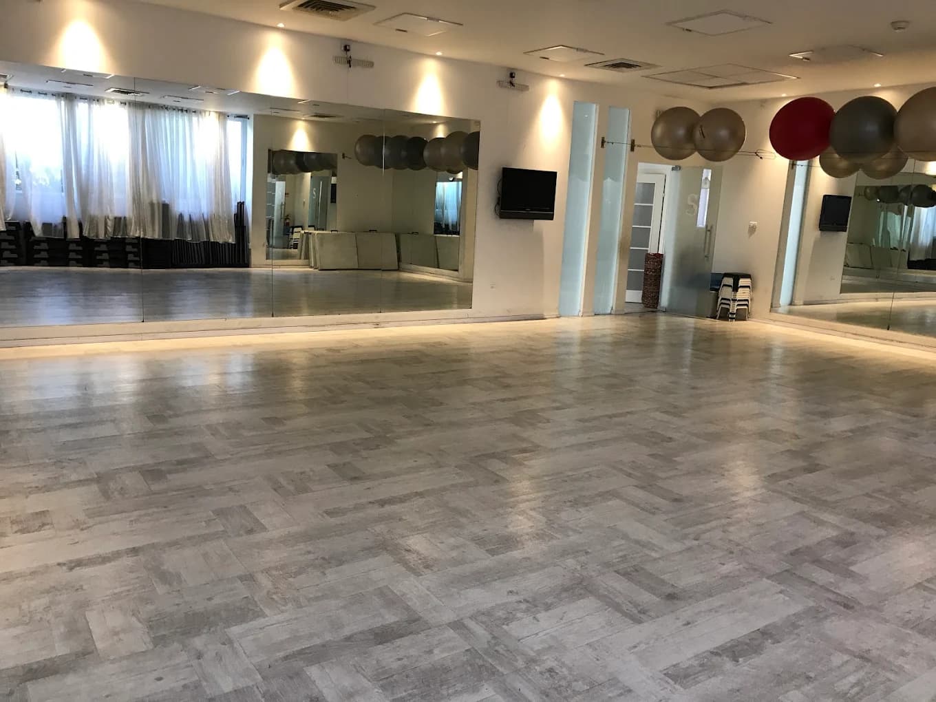 אולם מואר עם כדורי פיזיו בספרטא